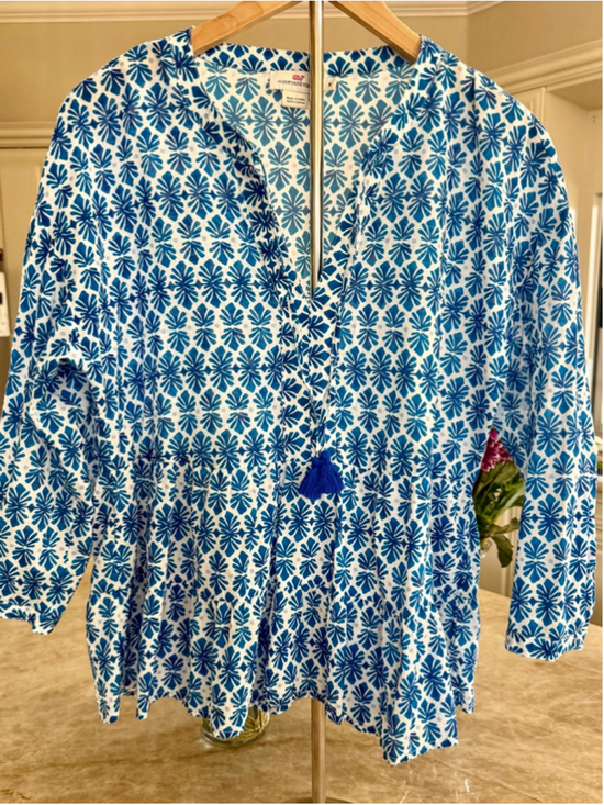 Vineyard Vines Tops - Vineyard Vines Blue & White Patterned Tunic Top M, tiered at bottom, tassel tie